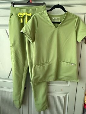 FIGS Avocado Green Scrub Set -Casma Top & Yola Skinny Scrub Pants XS